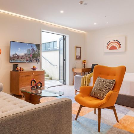 Ohtel Auckland Hotel Bagian luar foto The interior of a typical apartment