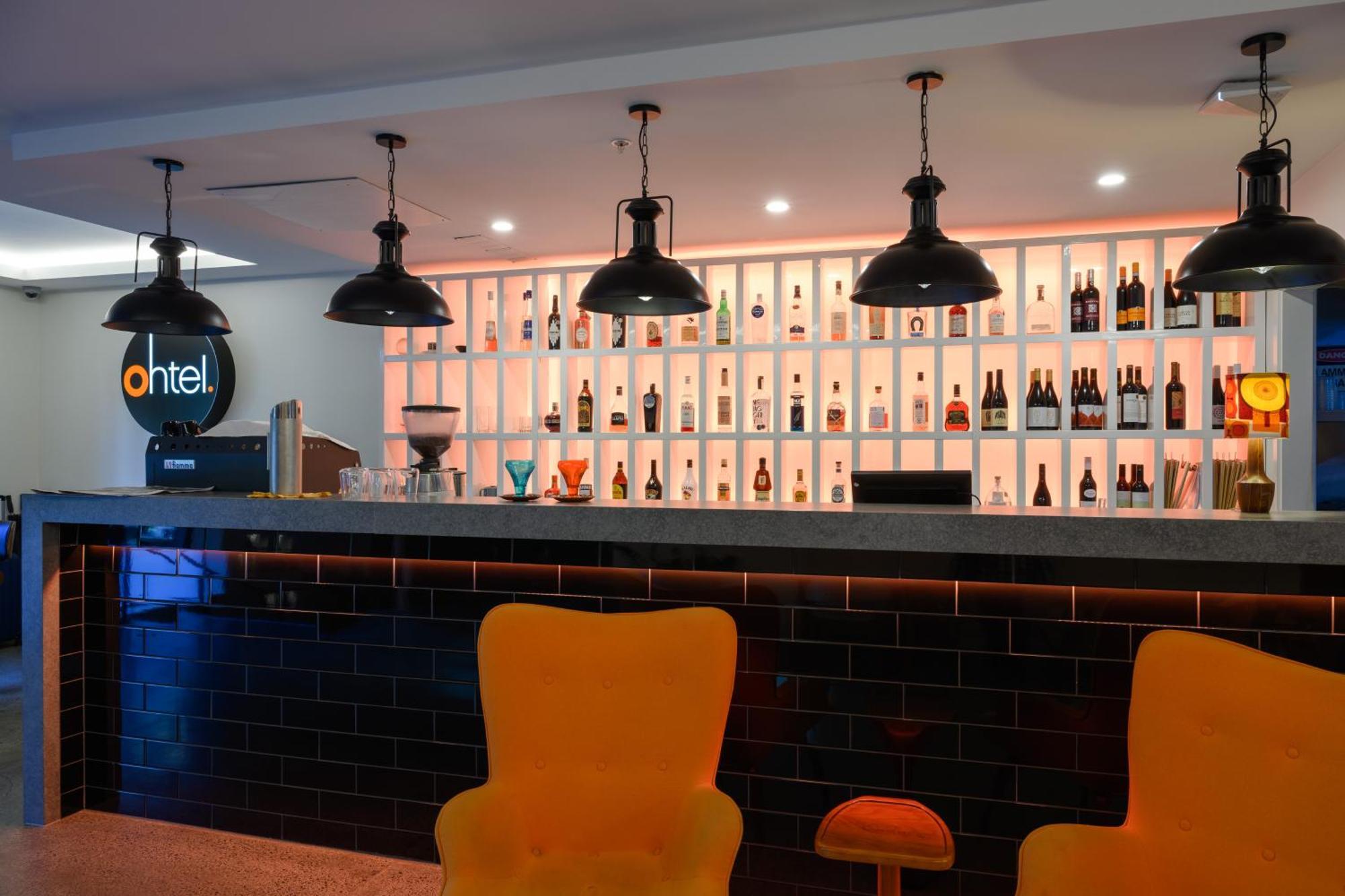 Ohtel Auckland Hotel Bagian luar foto The bar at the hotel