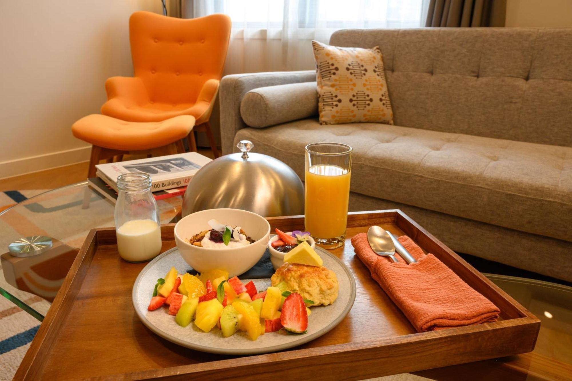 Ohtel Auckland Hotel Bagian luar foto Room service