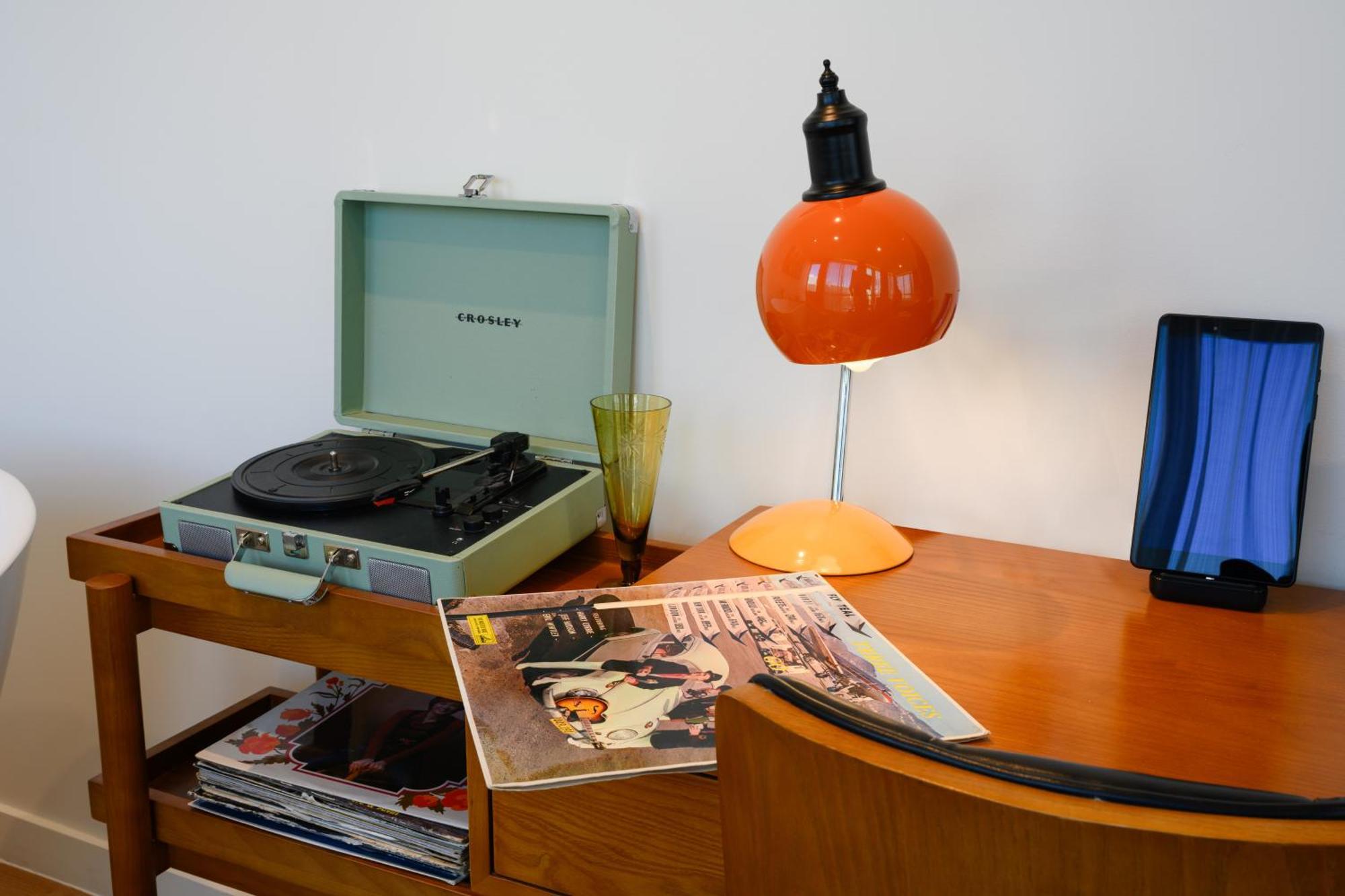 Ohtel Auckland Hotel Bagian luar foto A portable record player