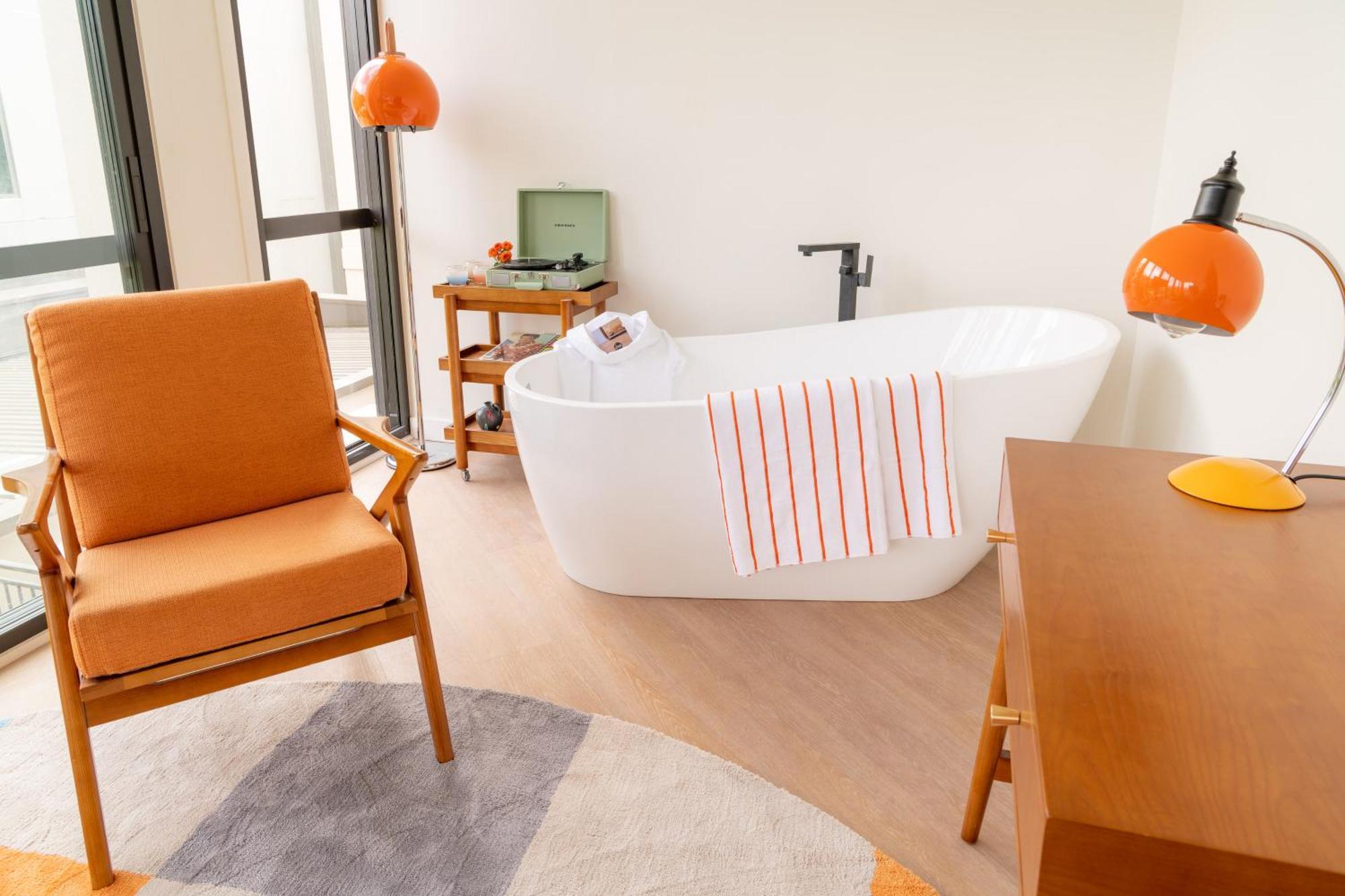 Ohtel Auckland Hotel Bagian luar foto A freestanding bathtub