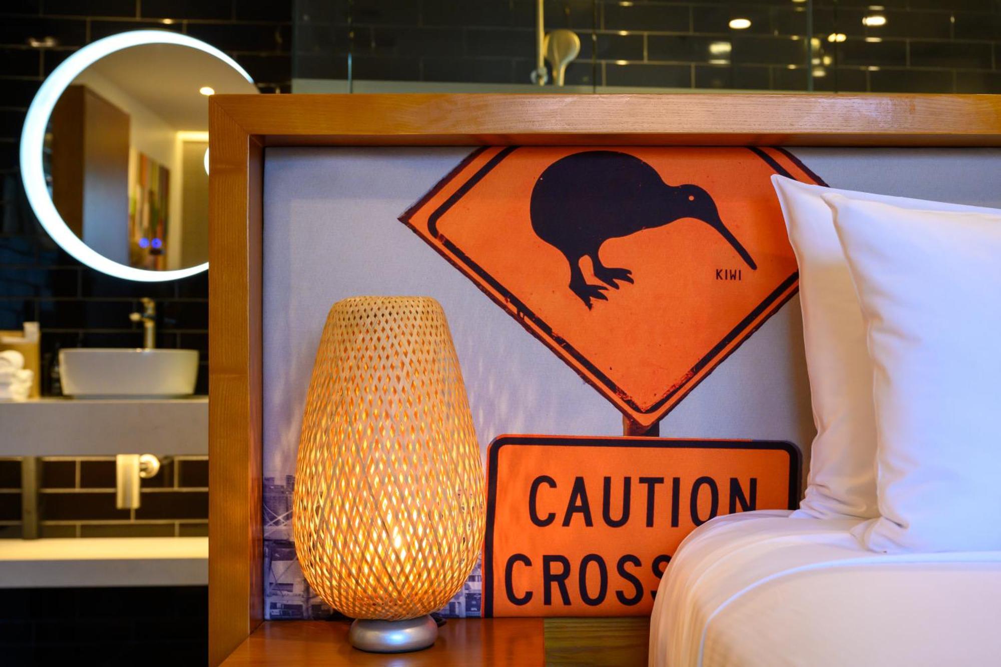 Ohtel Auckland Hotel Bagian luar foto A warning sign for kiwis