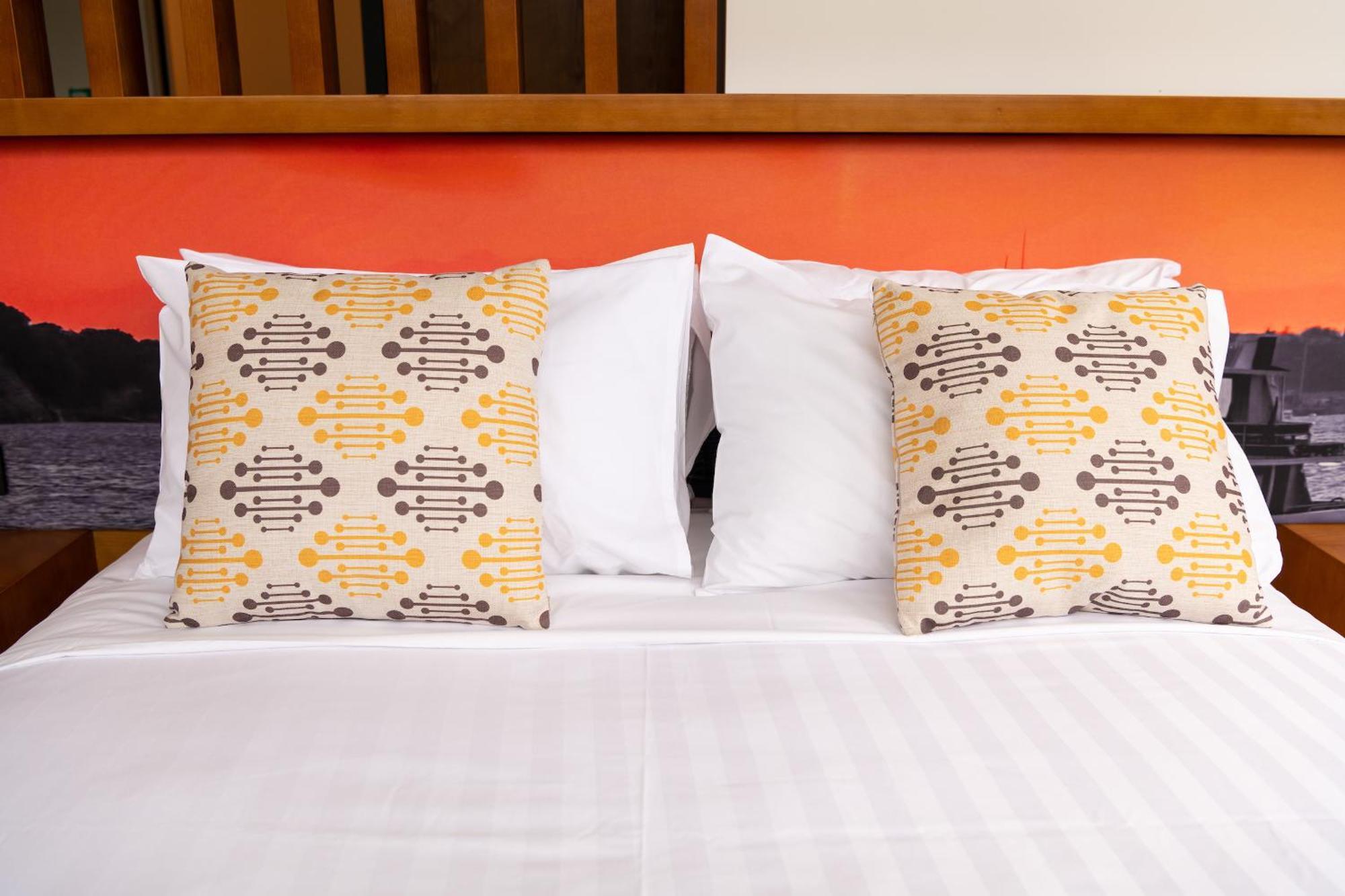 Ohtel Auckland Hotel Bagian luar foto Two cushions on a bed