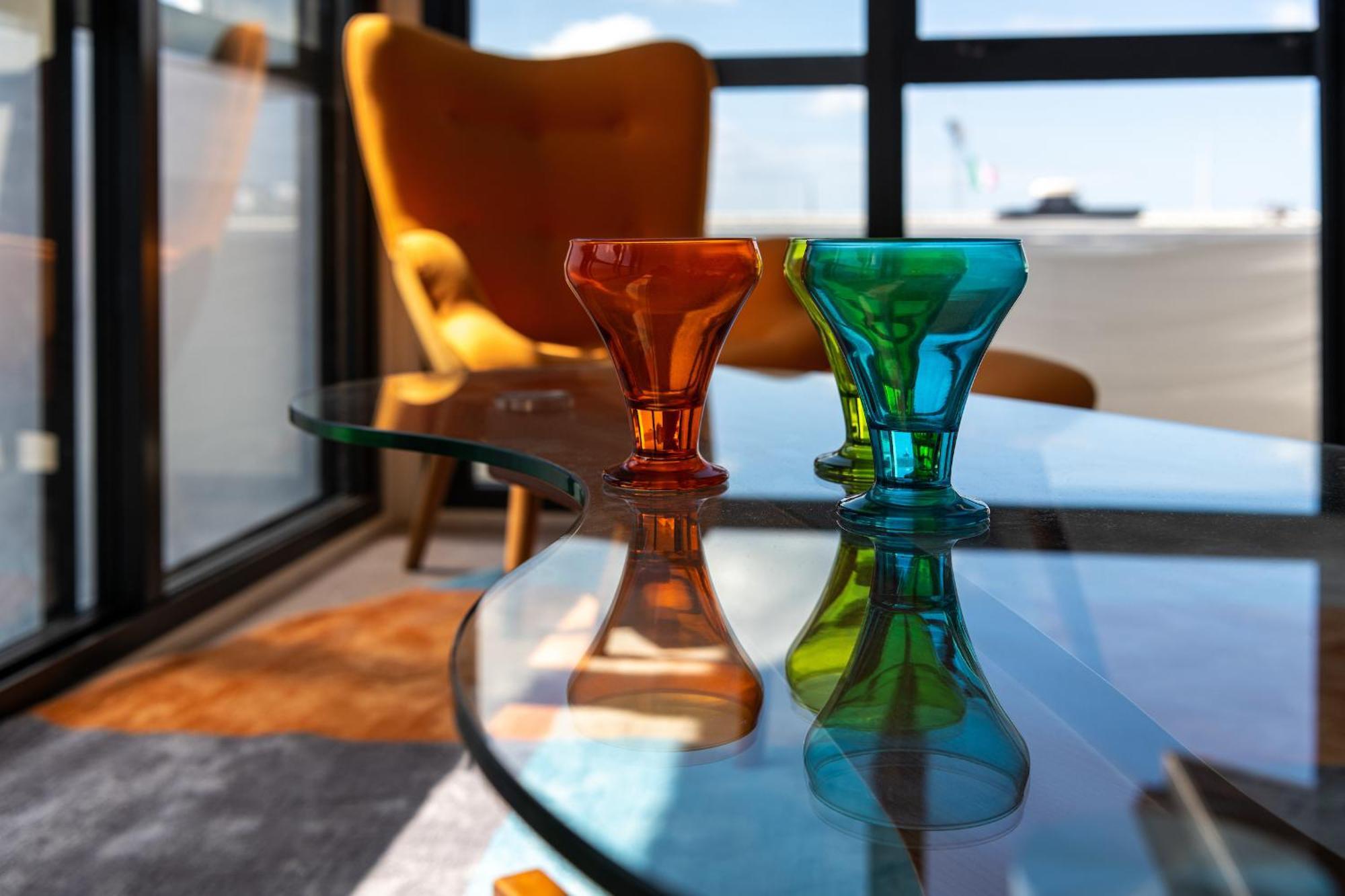 Ohtel Auckland Hotel Bagian luar foto Vases by the artist