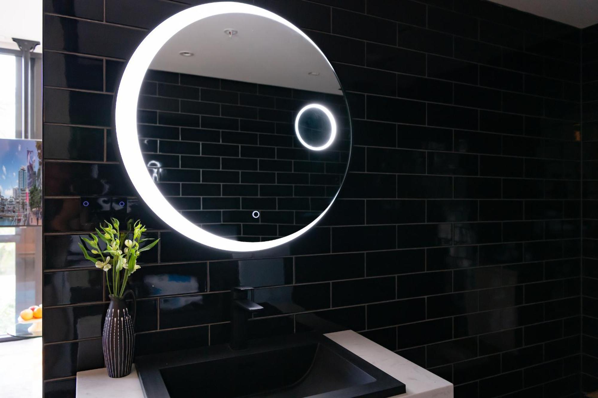 Ohtel Auckland Hotel Bagian luar foto LED mirror
