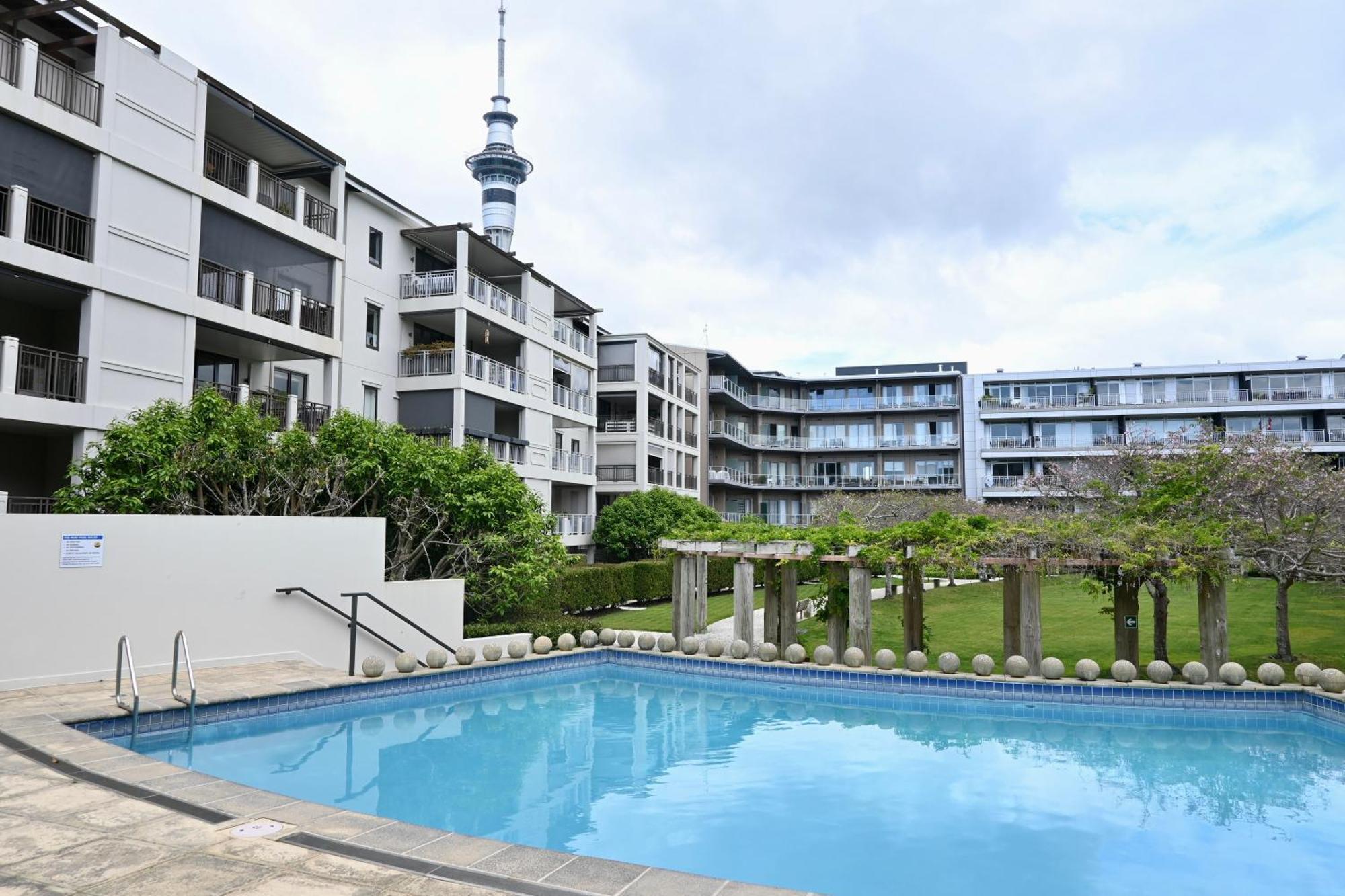 Ohtel Auckland Hotel Bagian luar foto The swimming pool at the complex