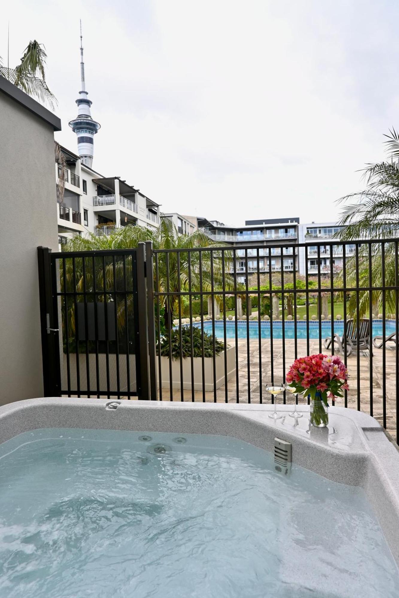 Ohtel Auckland Hotel Bagian luar foto A spa in a hotel
